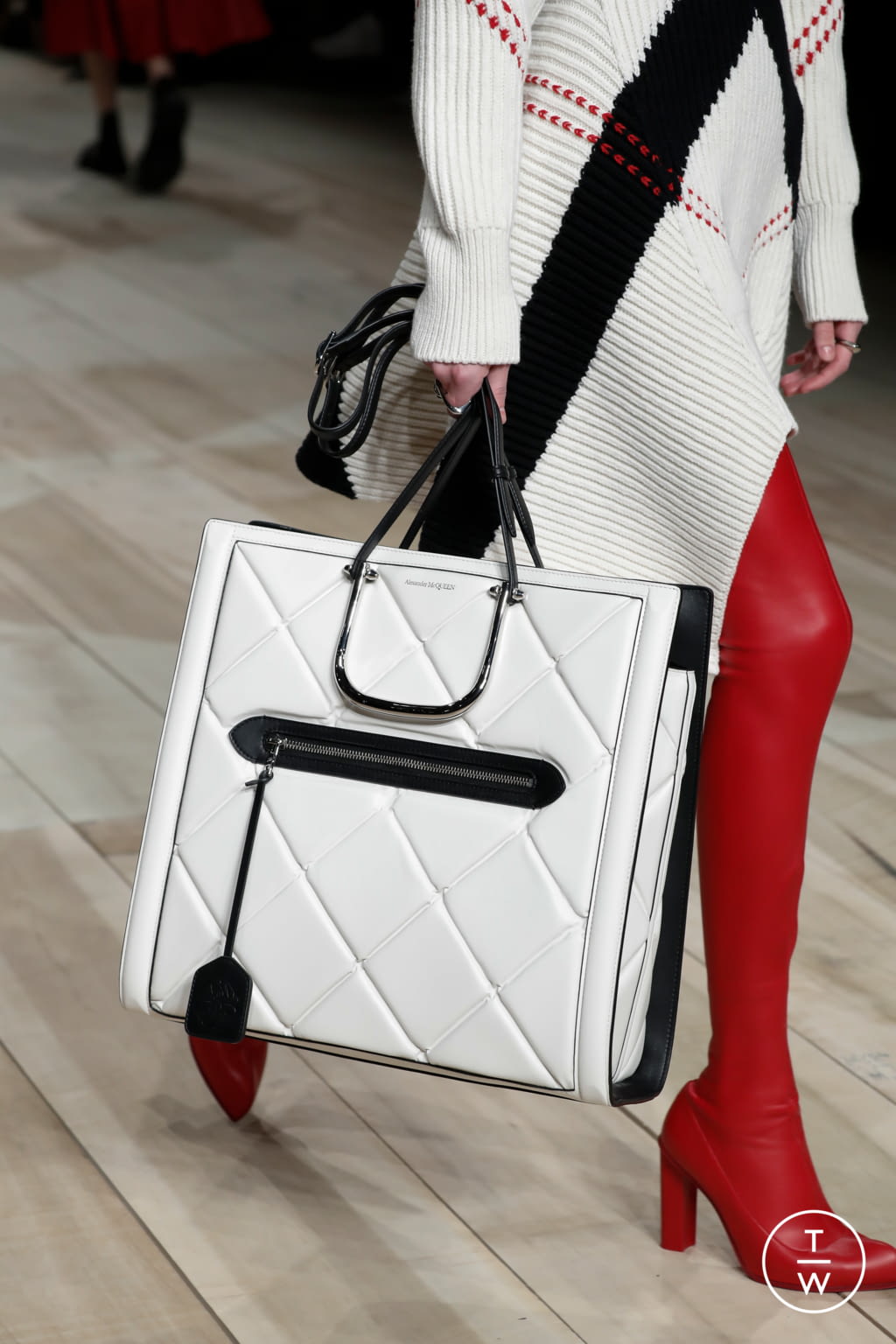 Fashion Week Paris Fall/Winter 2020 look 23 de la collection Alexander McQueen womenswear accessories