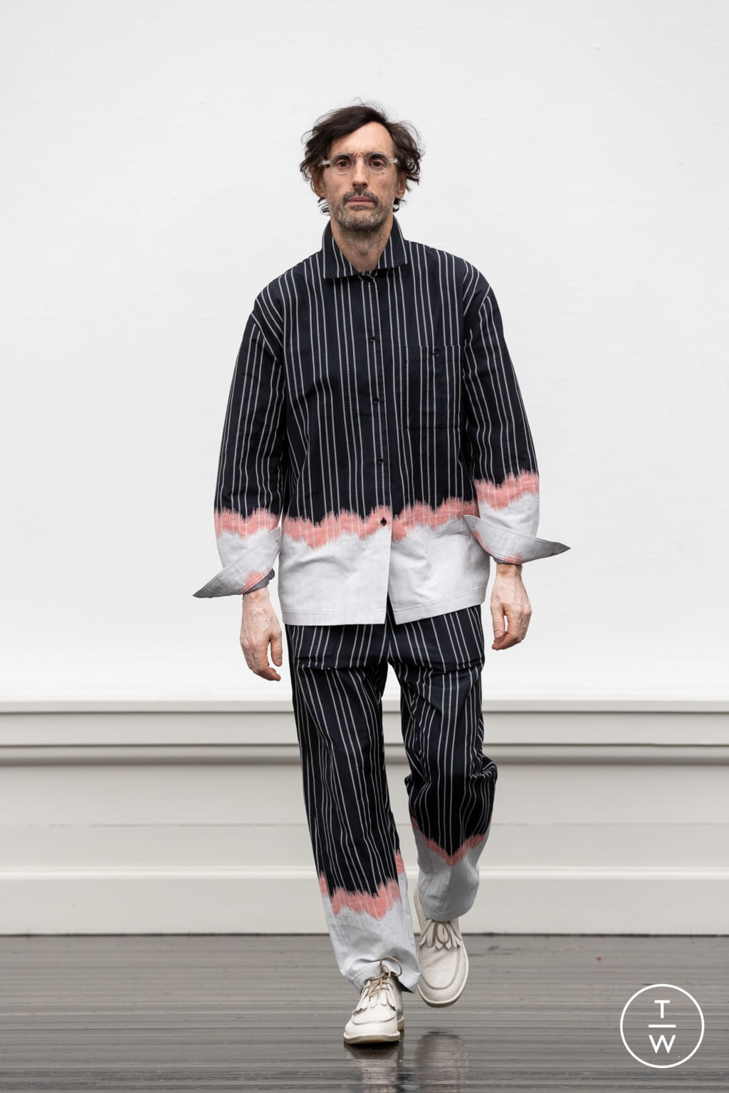Fashion Week Paris Spring/Summer 2022 look 8 from the Henrik Vibskov collection menswear