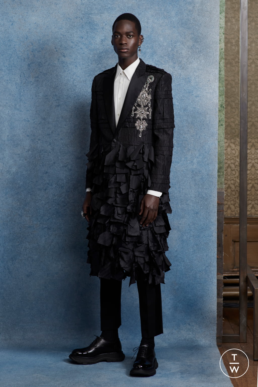 Fashion Week London Spring/Summer 2020 look 8 from the Alexander McQueen collection menswear