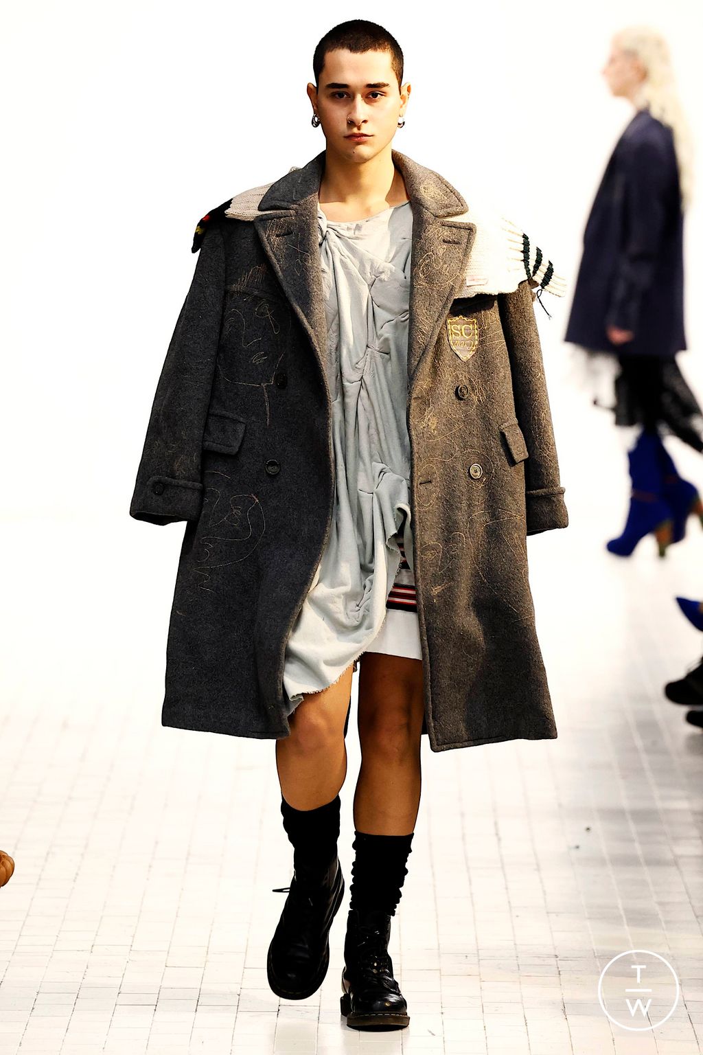 Fashion Week Milan Fall/Winter 2023 look 21 de la collection Simon Cracker menswear