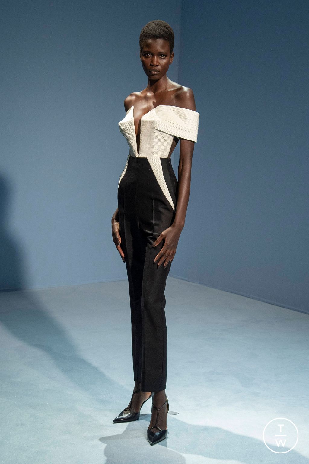 Fashion Week Paris Spring/Summer 2023 look 3 de la collection Jean Paul Gaultier couture