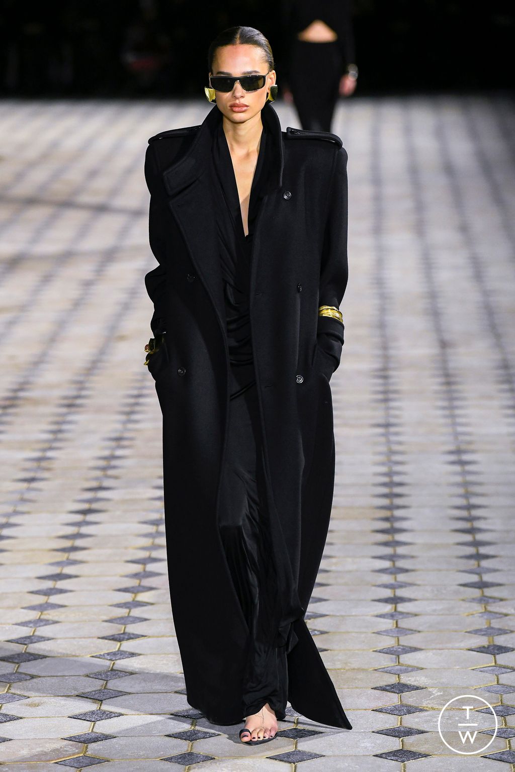 Fashion Week Paris Spring/Summer 2023 look 43 from the Saint Laurent collection 女装