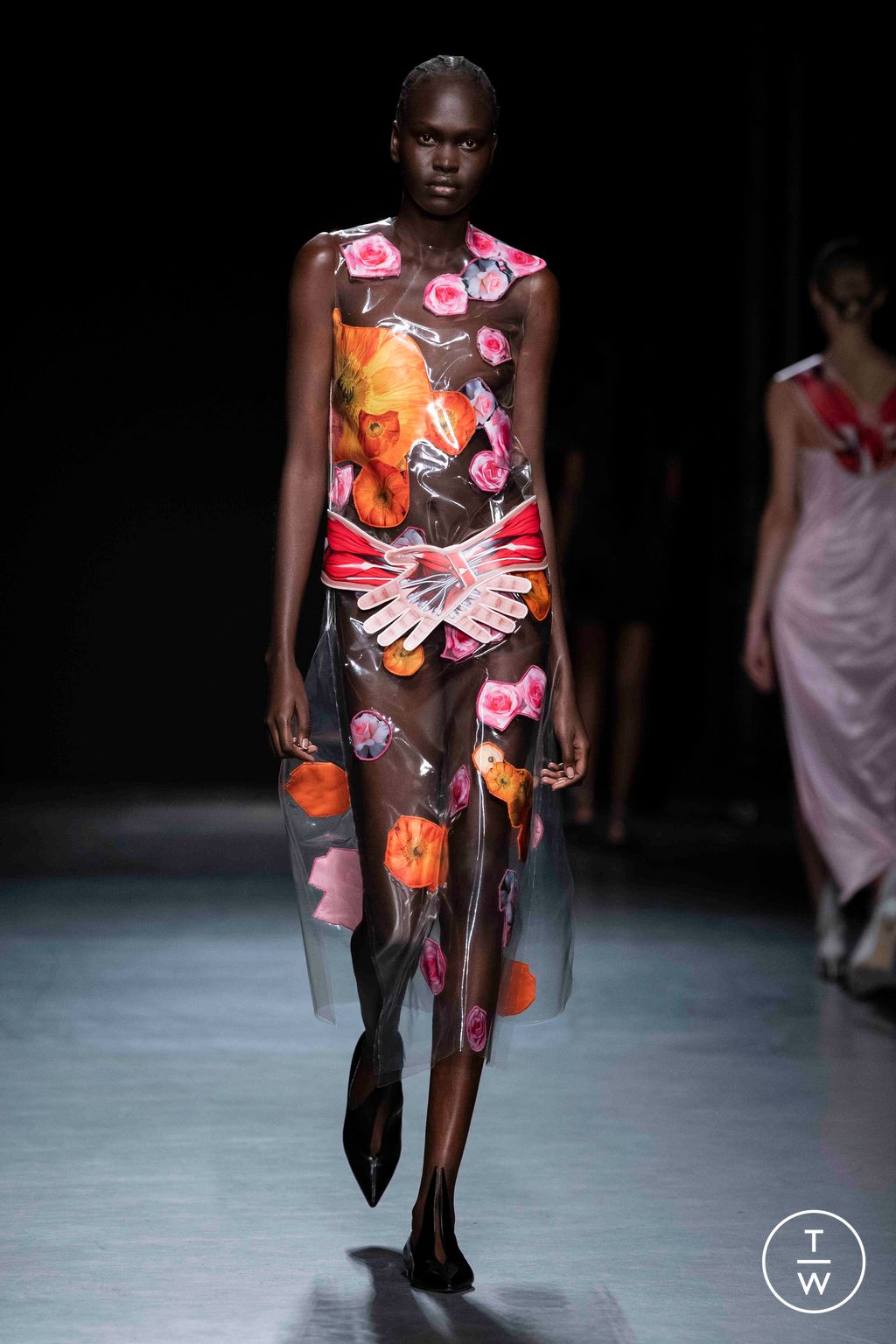 Fashion Week London Spring/Summer 2023 look 34 from the Christopher Kane collection womenswear