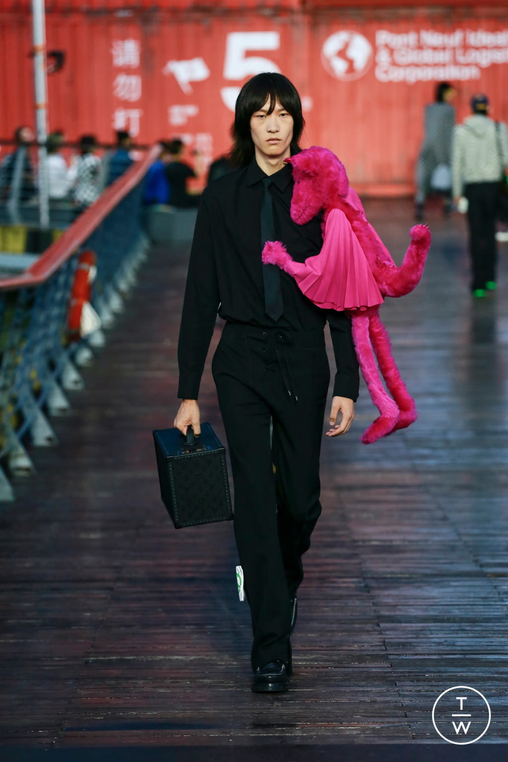 Fashion Week Paris Spring/Summer 2021 look 7 from the Louis Vuitton collection menswear