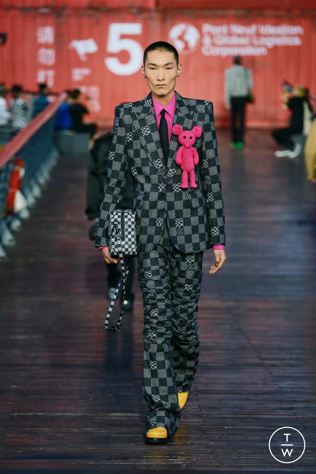Fashion Week Paris Spring/Summer 2021 look 8 from the Louis Vuitton collection 男装