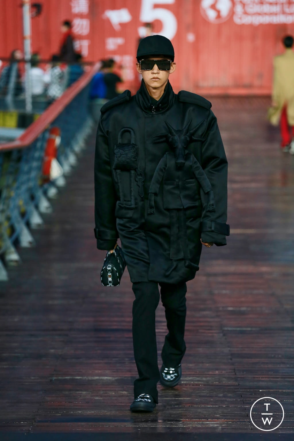 Fashion Week Paris Spring/Summer 2021 look 9 from the Louis Vuitton collection menswear