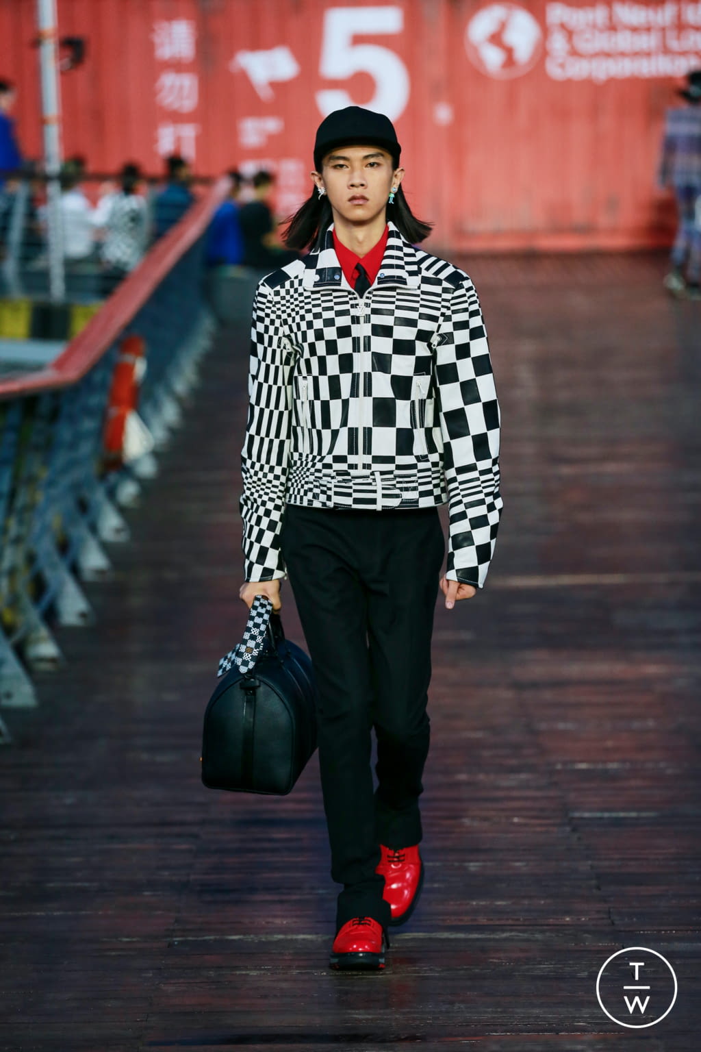 Fashion Week Paris Spring/Summer 2021 look 14 from the Louis Vuitton collection menswear