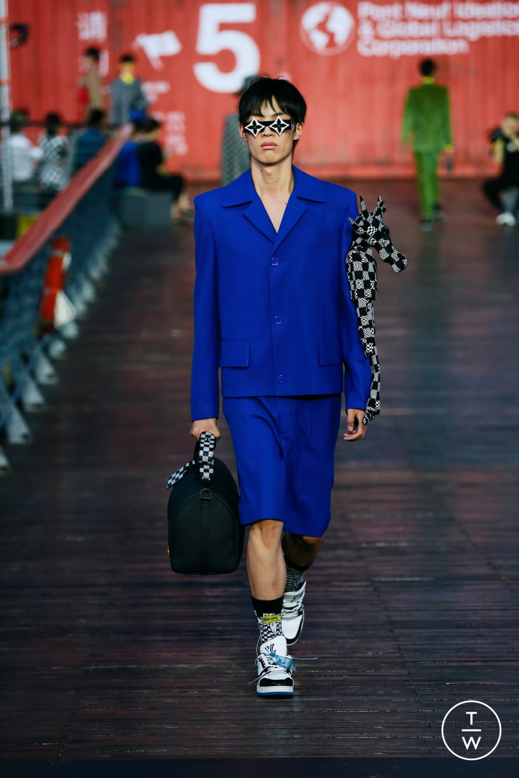 Fashion Week Paris Spring/Summer 2021 look 15 from the Louis Vuitton collection 男装