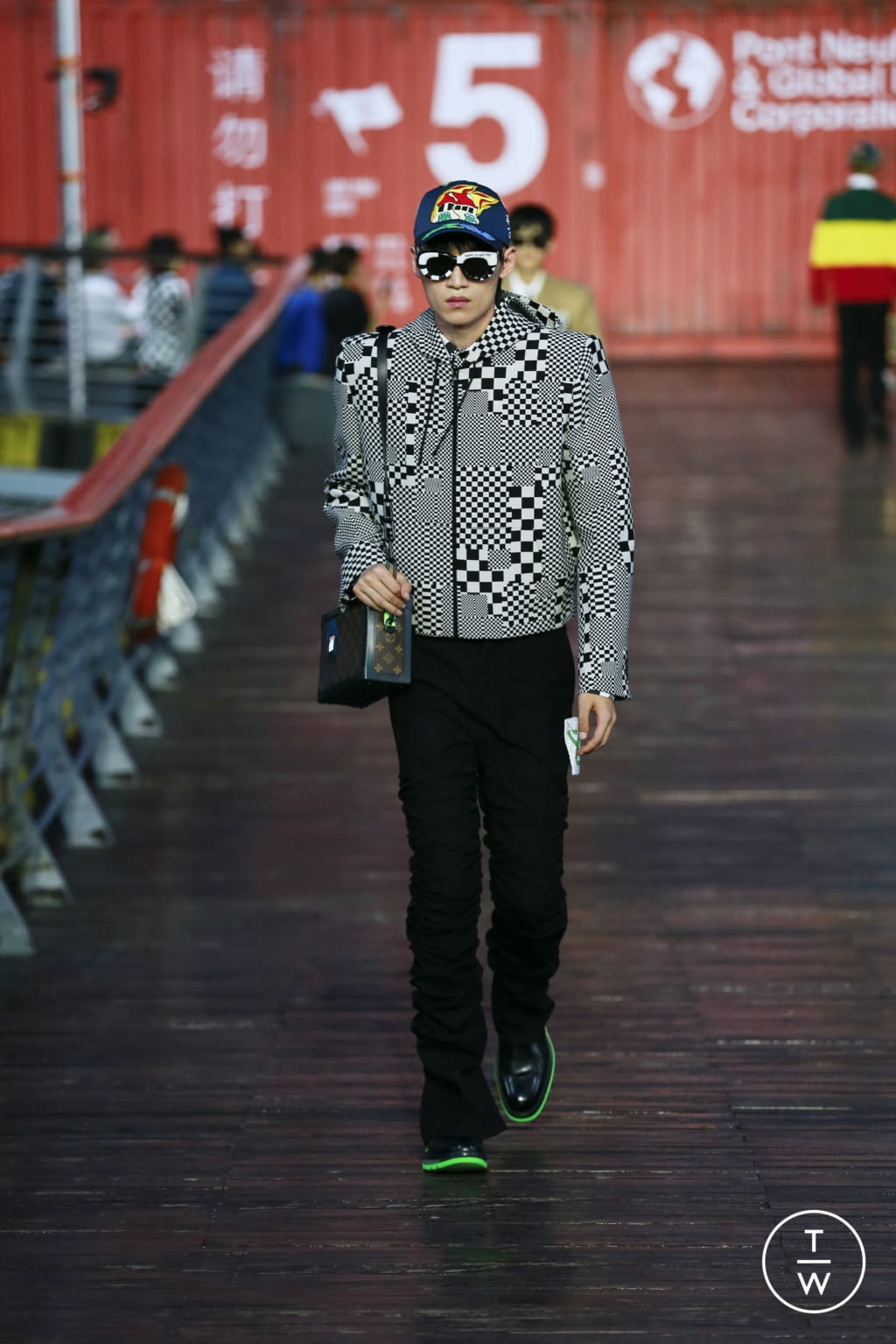 Fashion Week Paris Spring/Summer 2021 look 17 from the Louis Vuitton collection 男装