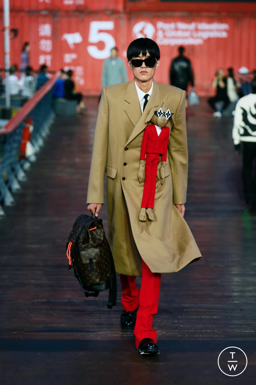 Fashion Week Paris Spring/Summer 2021 look 19 from the Louis Vuitton collection menswear