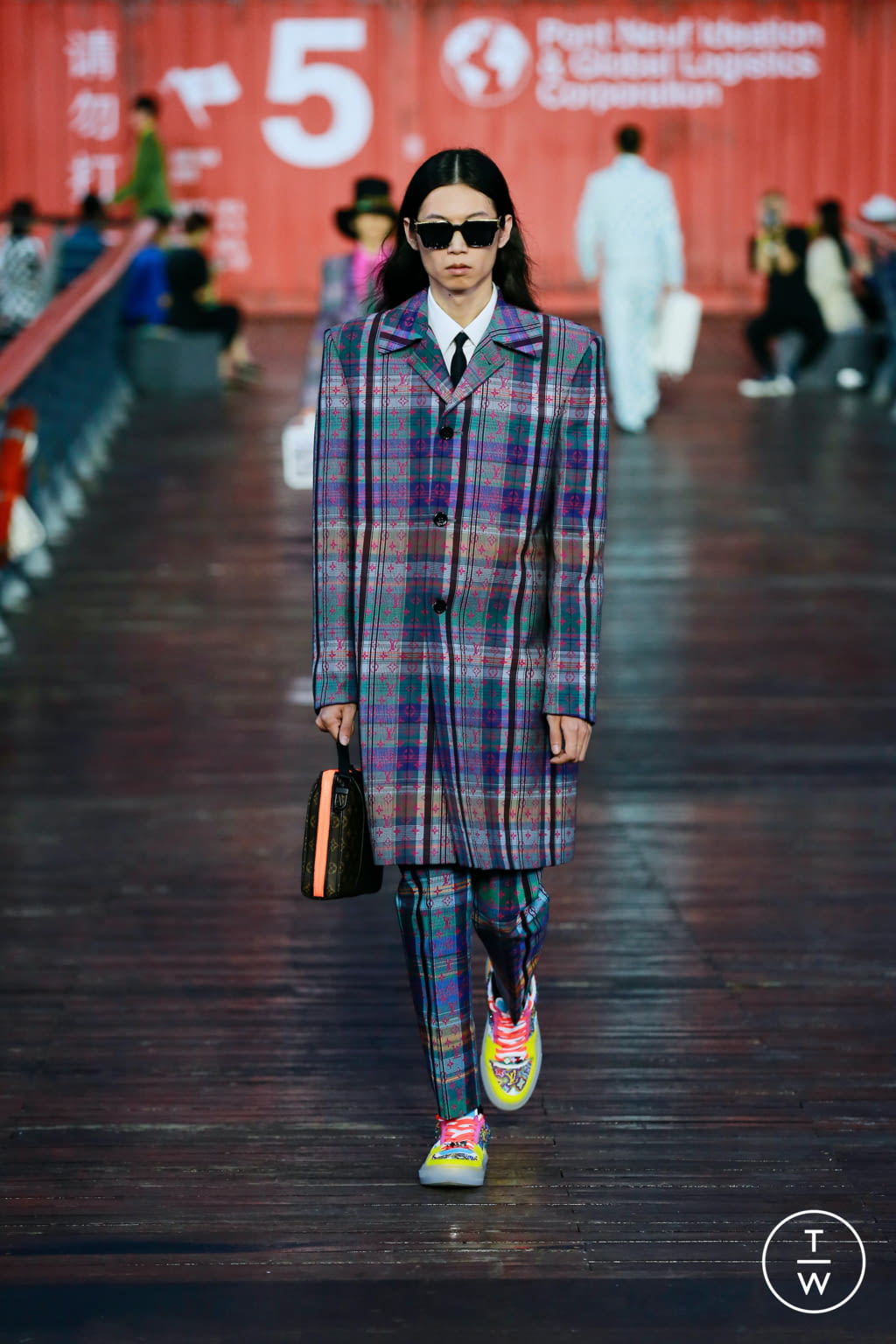 Fashion Week Paris Spring/Summer 2021 look 21 from the Louis Vuitton collection 男装