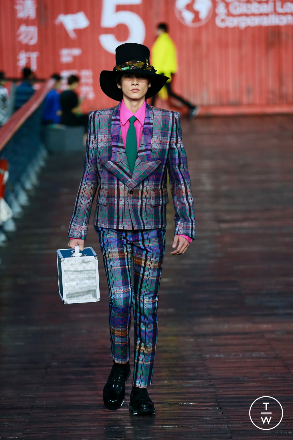Fashion Week Paris Spring/Summer 2021 look 22 from the Louis Vuitton collection 男装