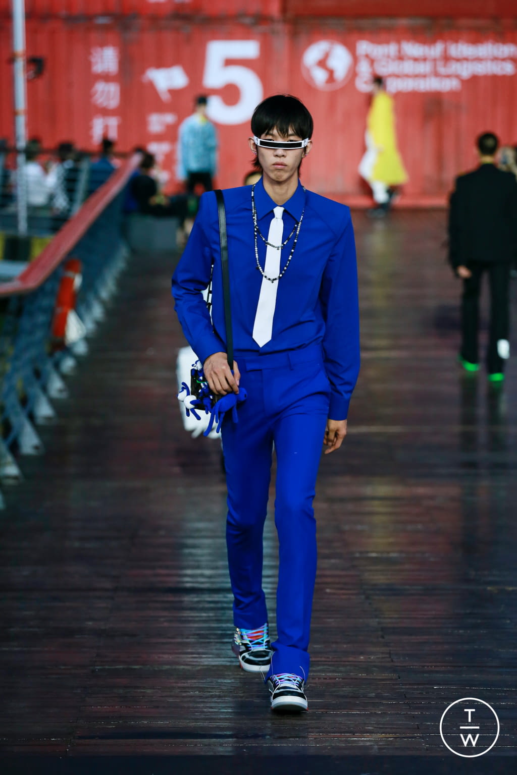 Fashion Week Paris Spring/Summer 2021 look 30 from the Louis Vuitton collection 男装