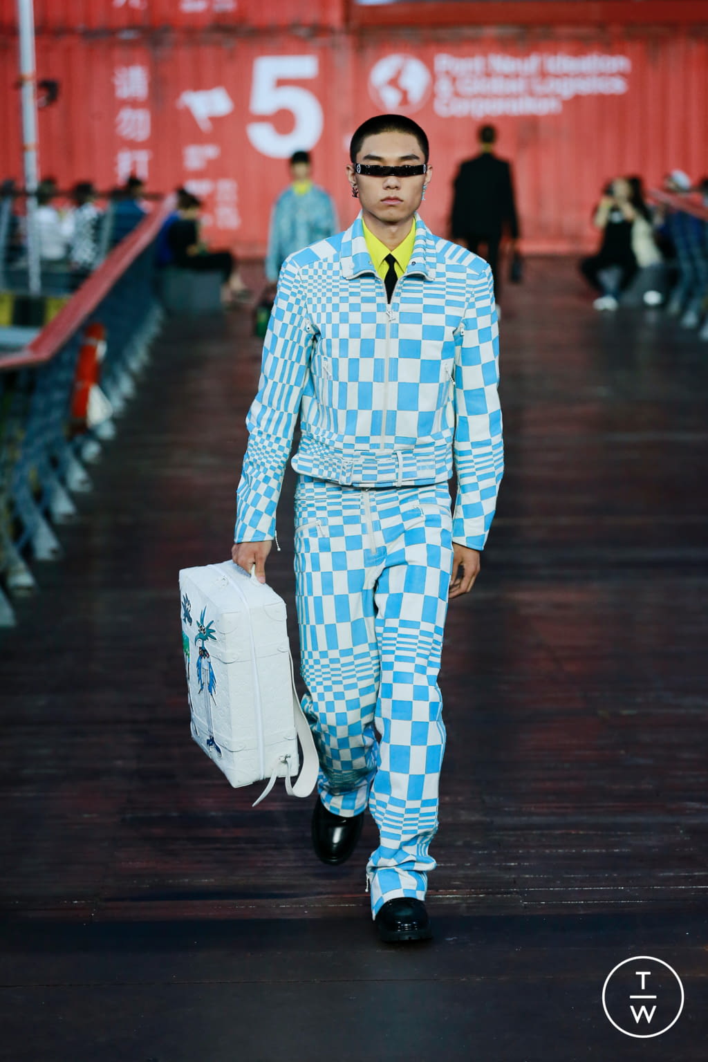 Fashion Week Paris Spring/Summer 2021 look 31 from the Louis Vuitton collection 男装