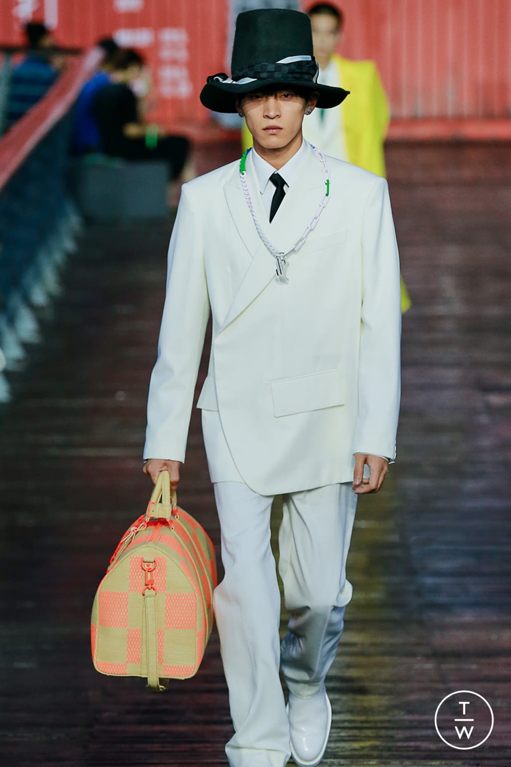 Fashion Week Paris Spring/Summer 2021 look 32 from the Louis Vuitton collection 男装