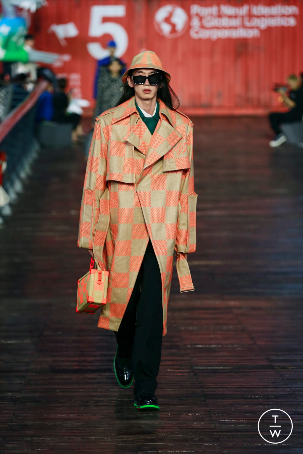 Fashion Week Paris Spring/Summer 2021 look 56 from the Louis Vuitton collection 男装