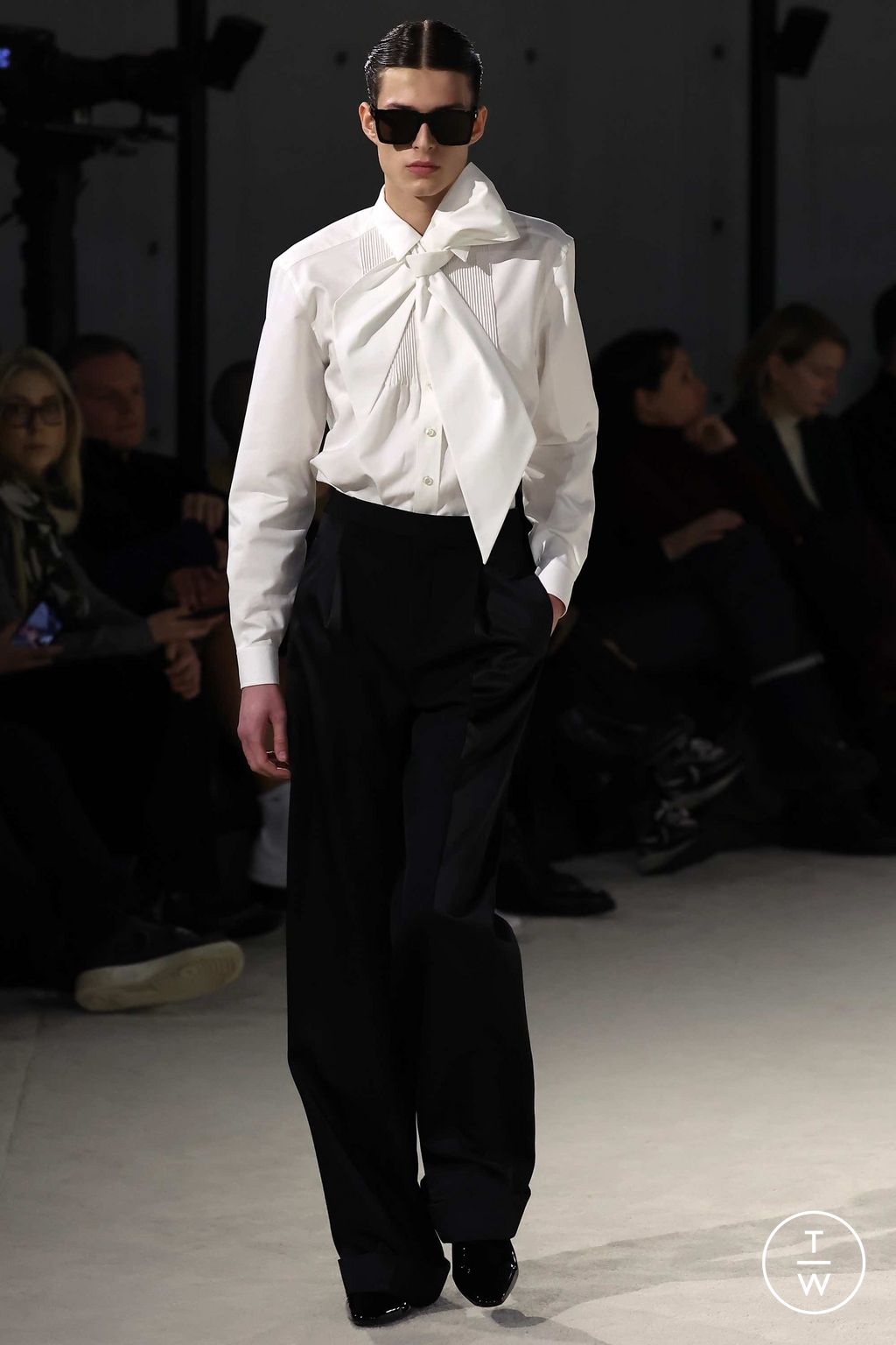 Fashion Week Paris Fall/Winter 2023 look 26 de la collection Saint Laurent menswear