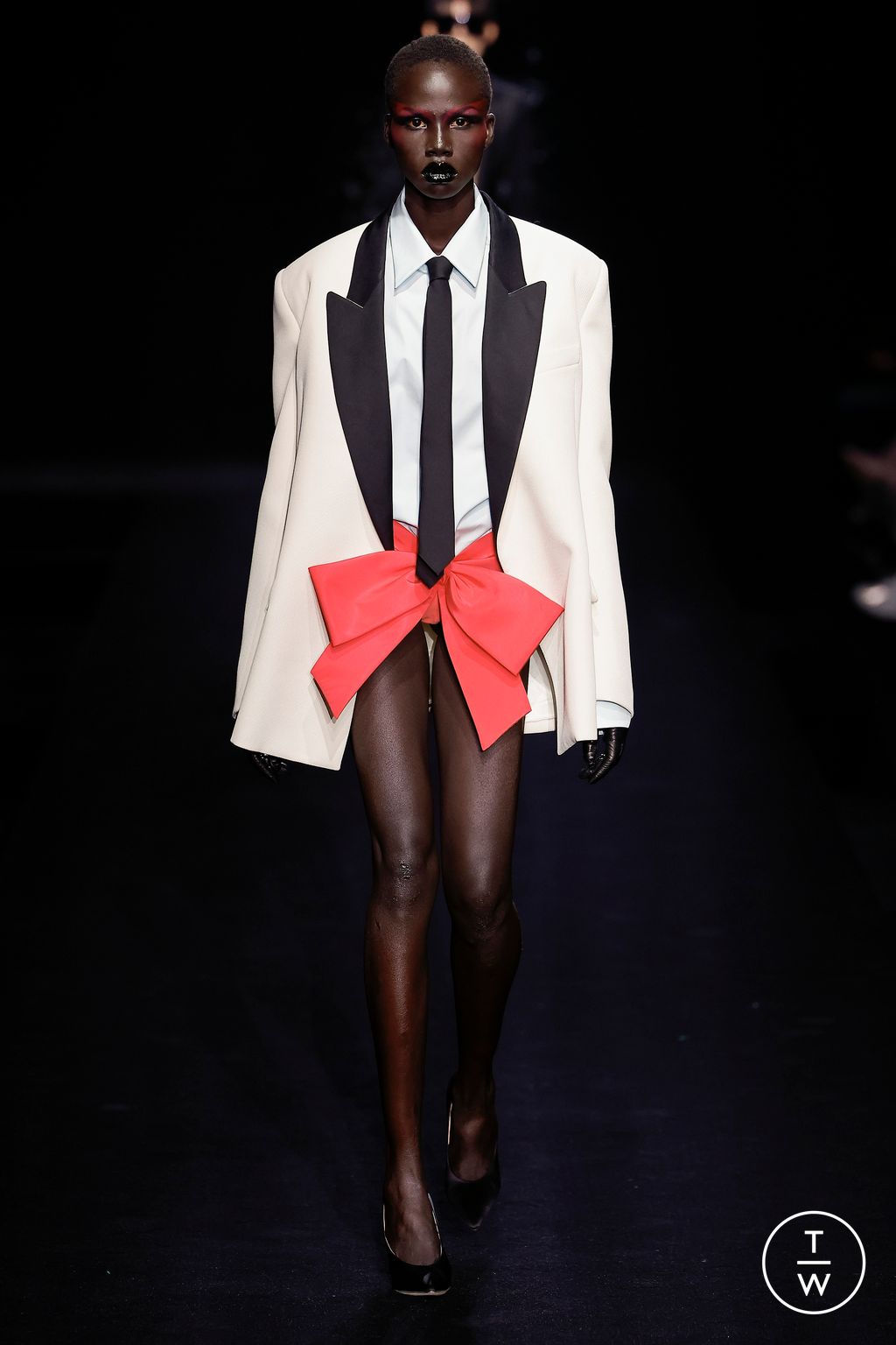 Fashion Week Paris Spring/Summer 2023 look 1 de la collection Valentino couture