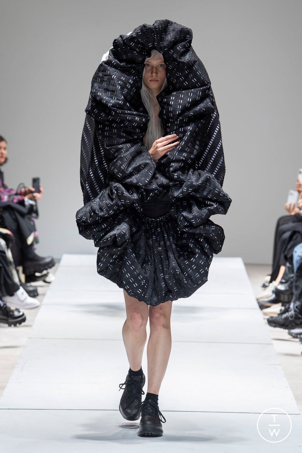 Fashion Week Paris Spring/Summer 2023 look 2 from the Comme des Garçons collection womenswear