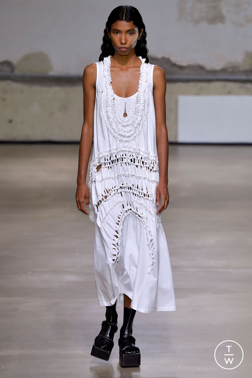 Fashion Week Paris Spring/Summer 2023 look 3 from the Christian Wijnants collection womenswear