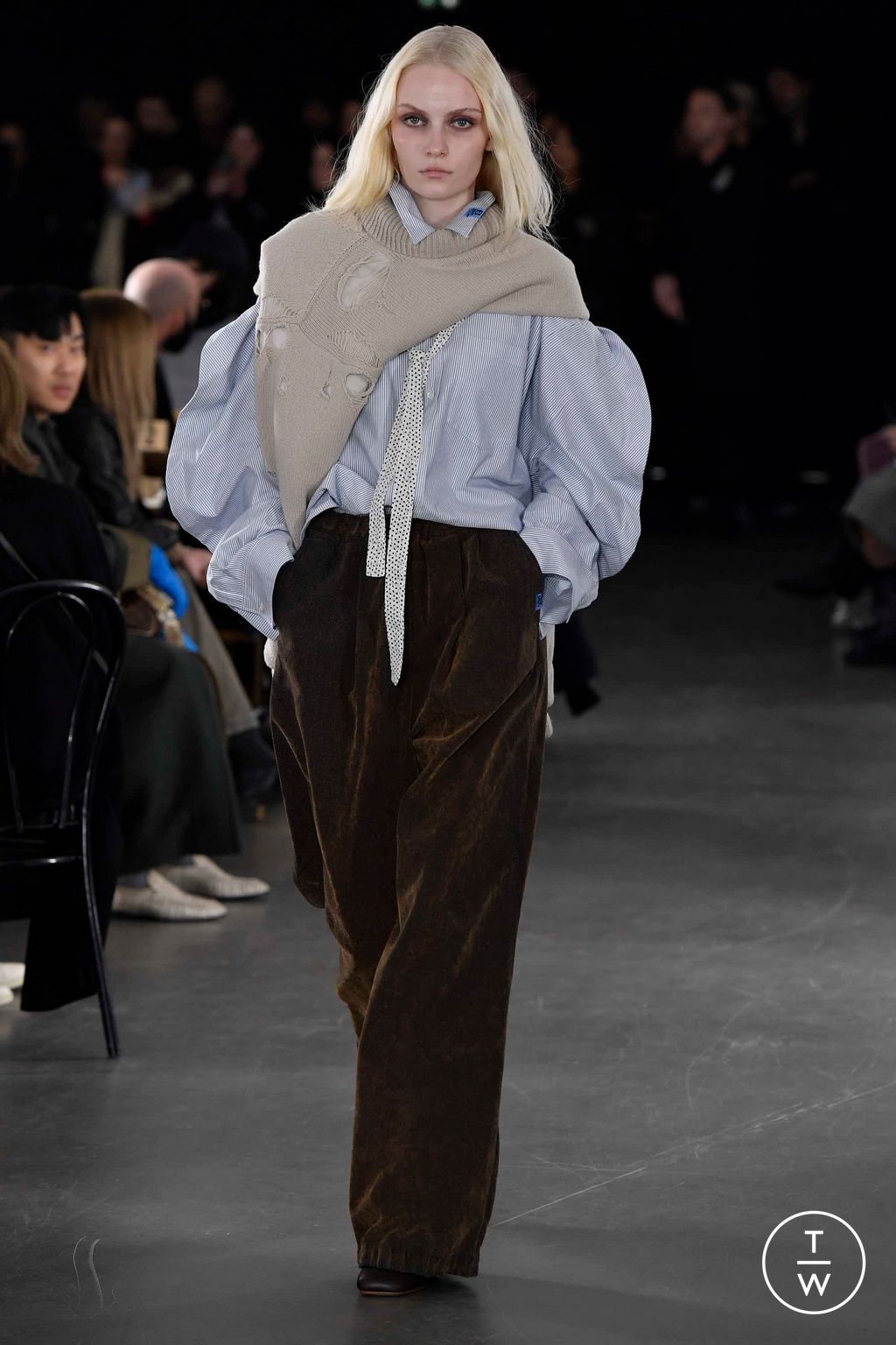 Fashion Week Paris Fall/Winter 2023 look 9 de la collection Maison Mihara Yasuhiro menswear