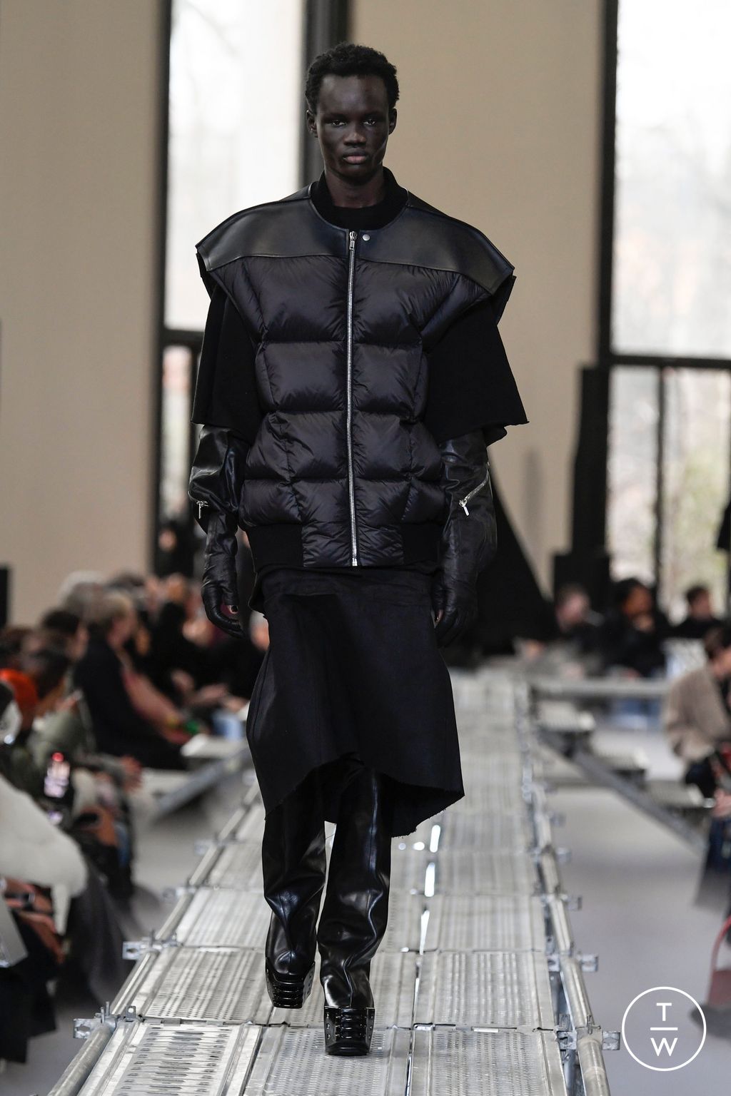Fashion Week Paris Fall/Winter 2023 look 7 from the Rick Owens collection menswear