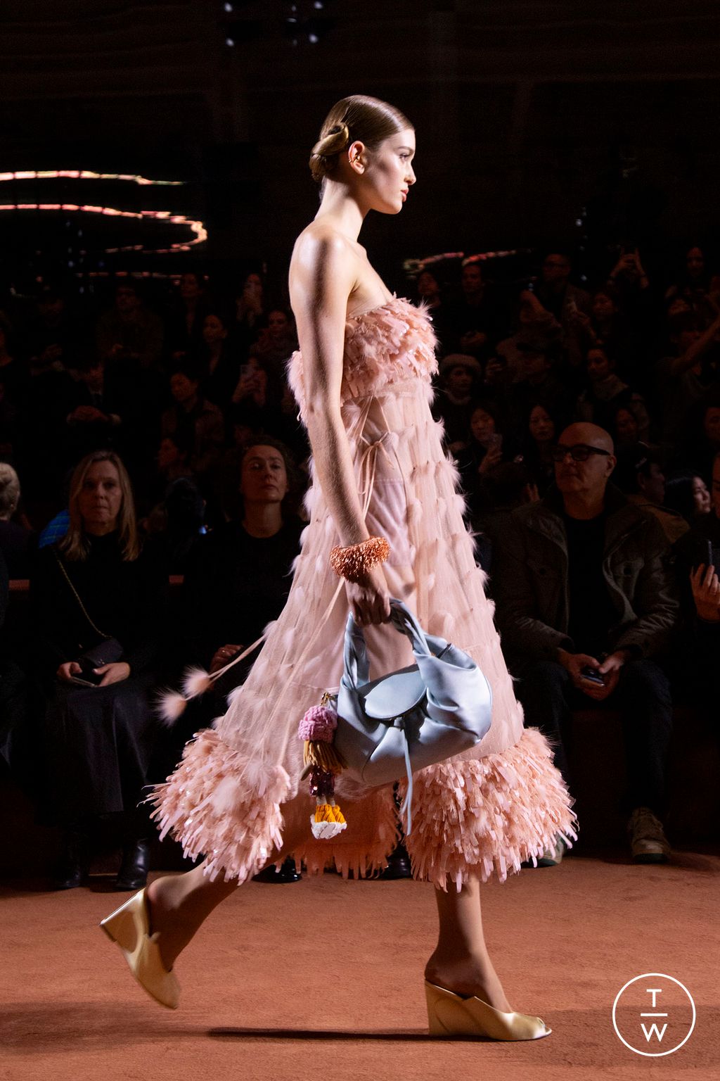 Fashion Week Milan Fall/Winter 2025 look 252 from the Fendi collection 女装配饰