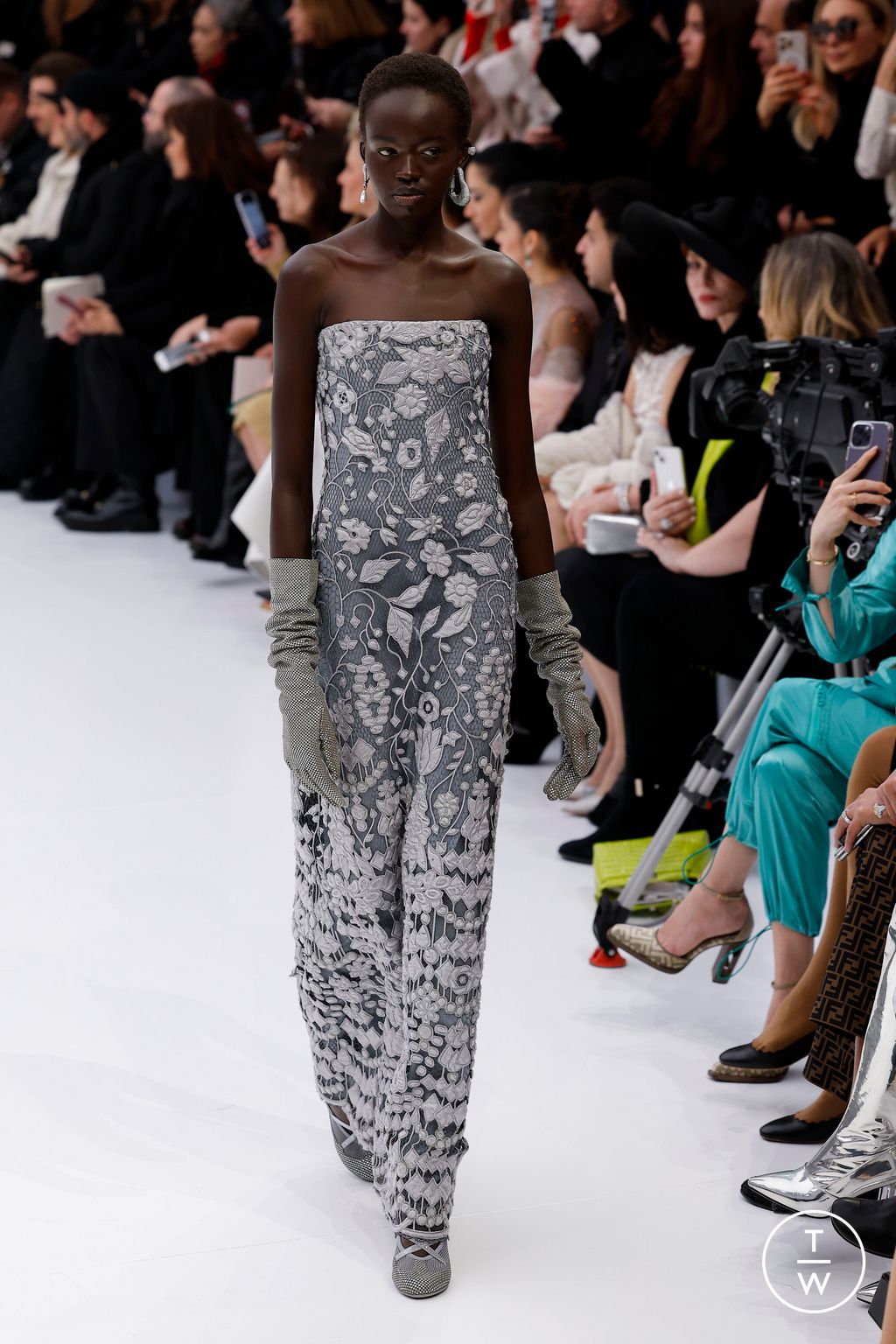 Fashion Week Paris Spring/Summer 2023 look 25 from the Fendi collection 高级定制