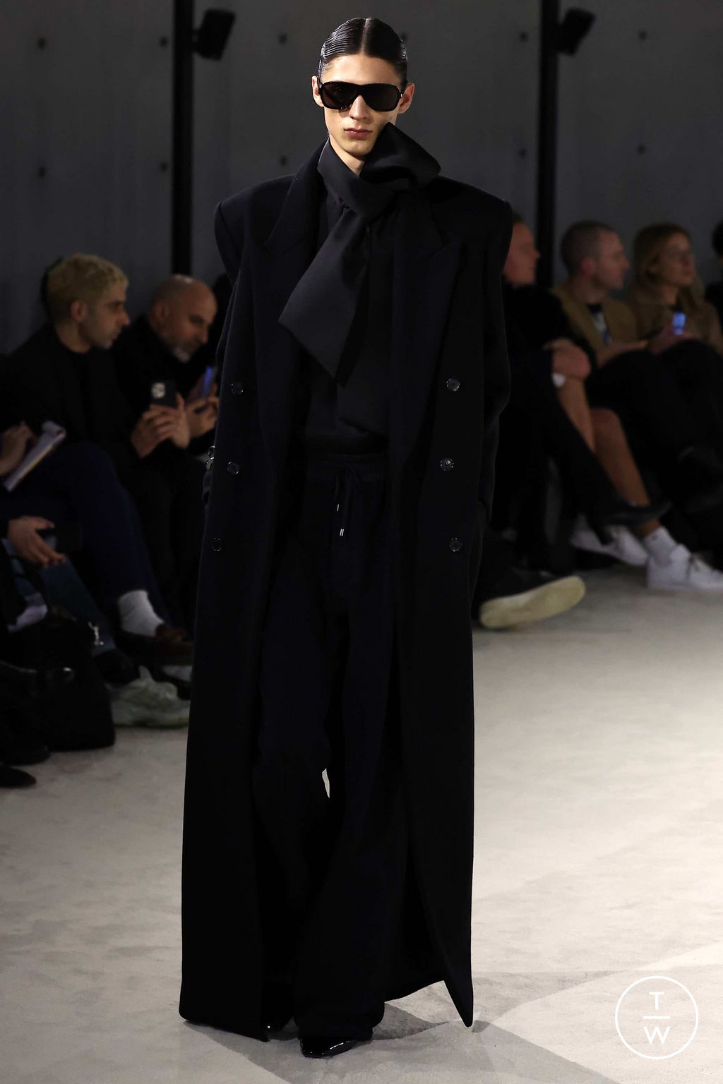 Fashion Week Paris Fall/Winter 2023 look 3 from the Saint Laurent collection 男装