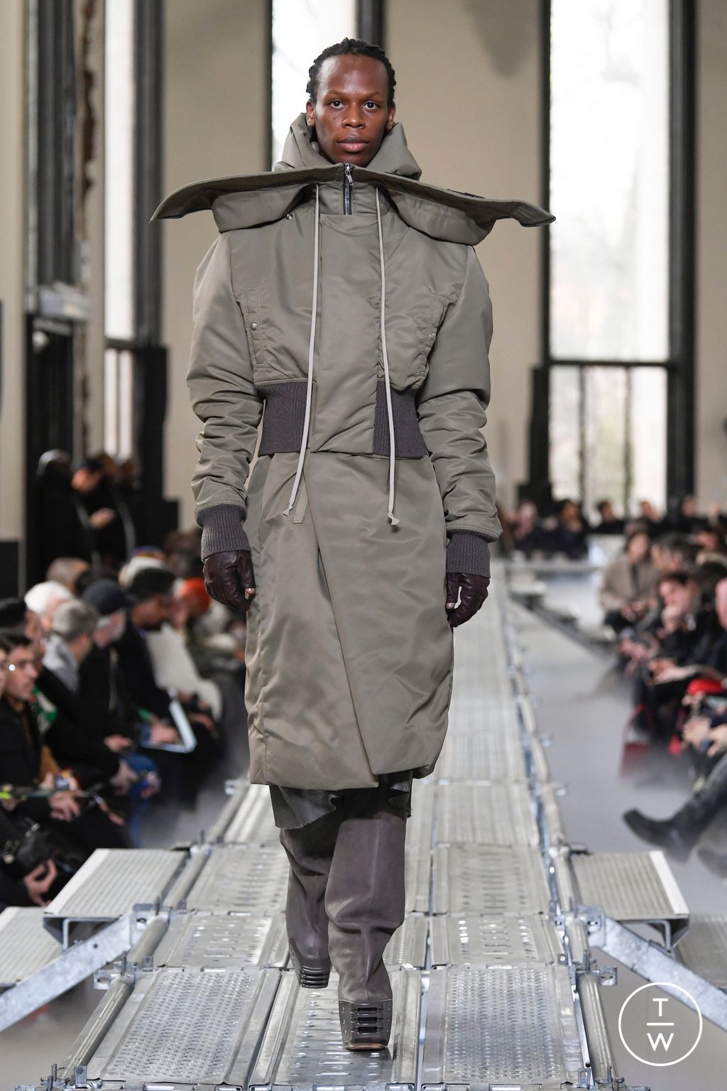 Fashion Week Paris Fall/Winter 2023 look 38 from the Rick Owens collection menswear
