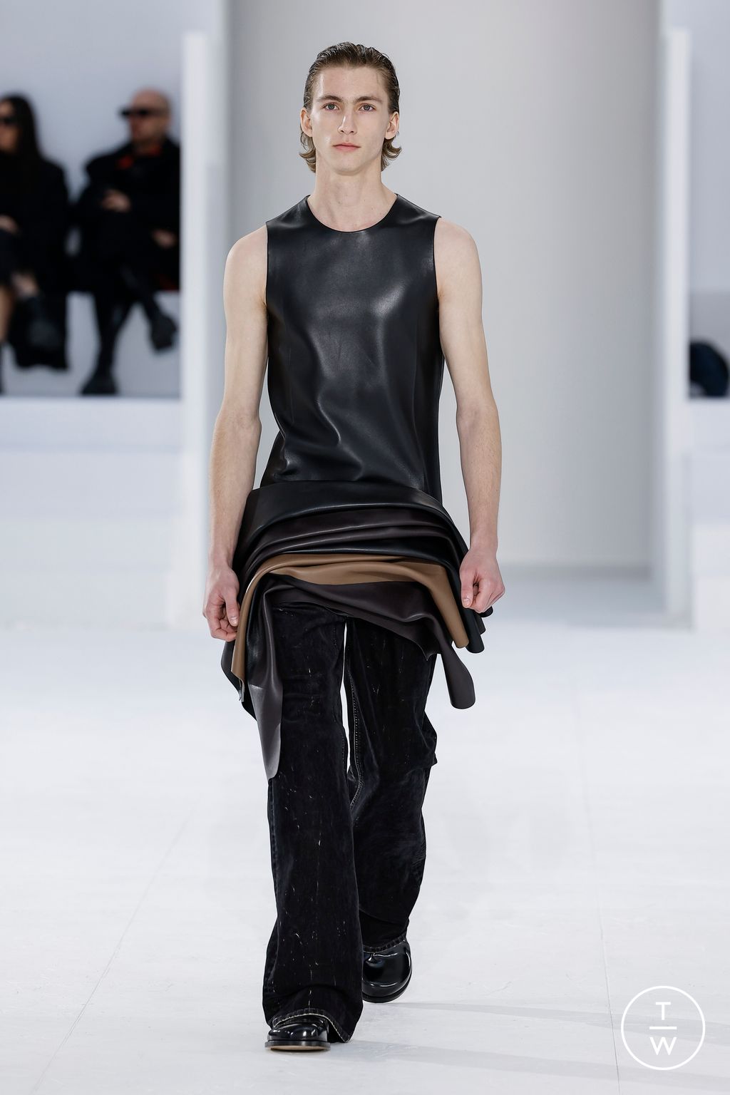 Fashion Week Paris Fall/Winter 2023 look 43 from the Loewe collection menswear
