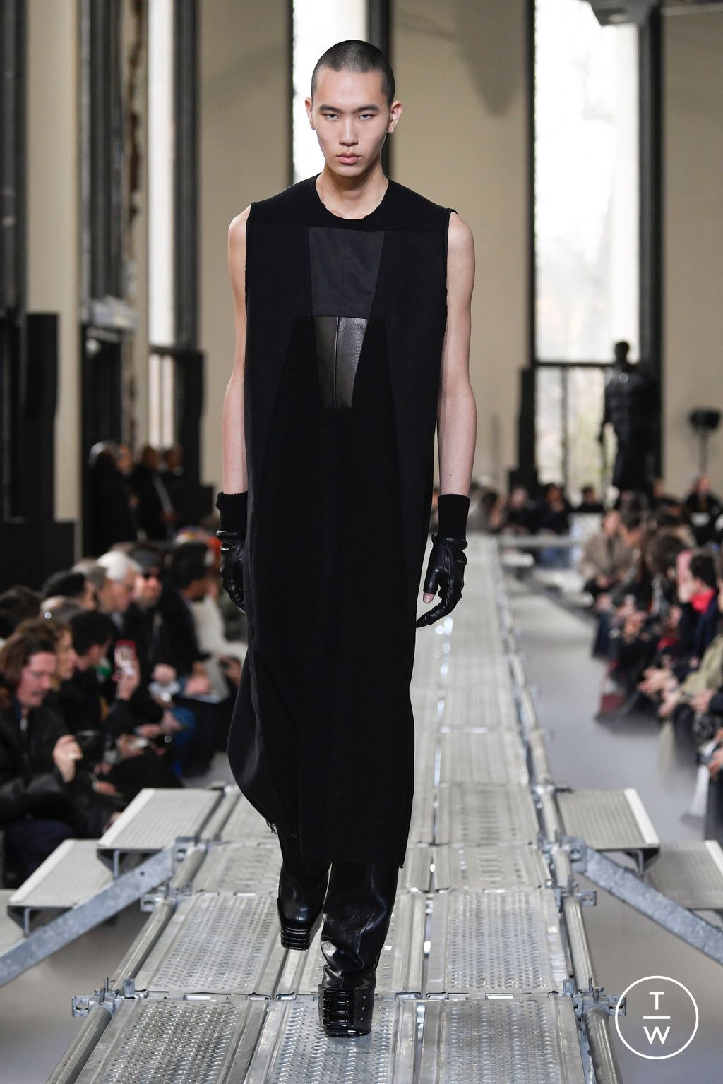 Fashion Week Paris Fall/Winter 2023 look 6 from the Rick Owens collection menswear