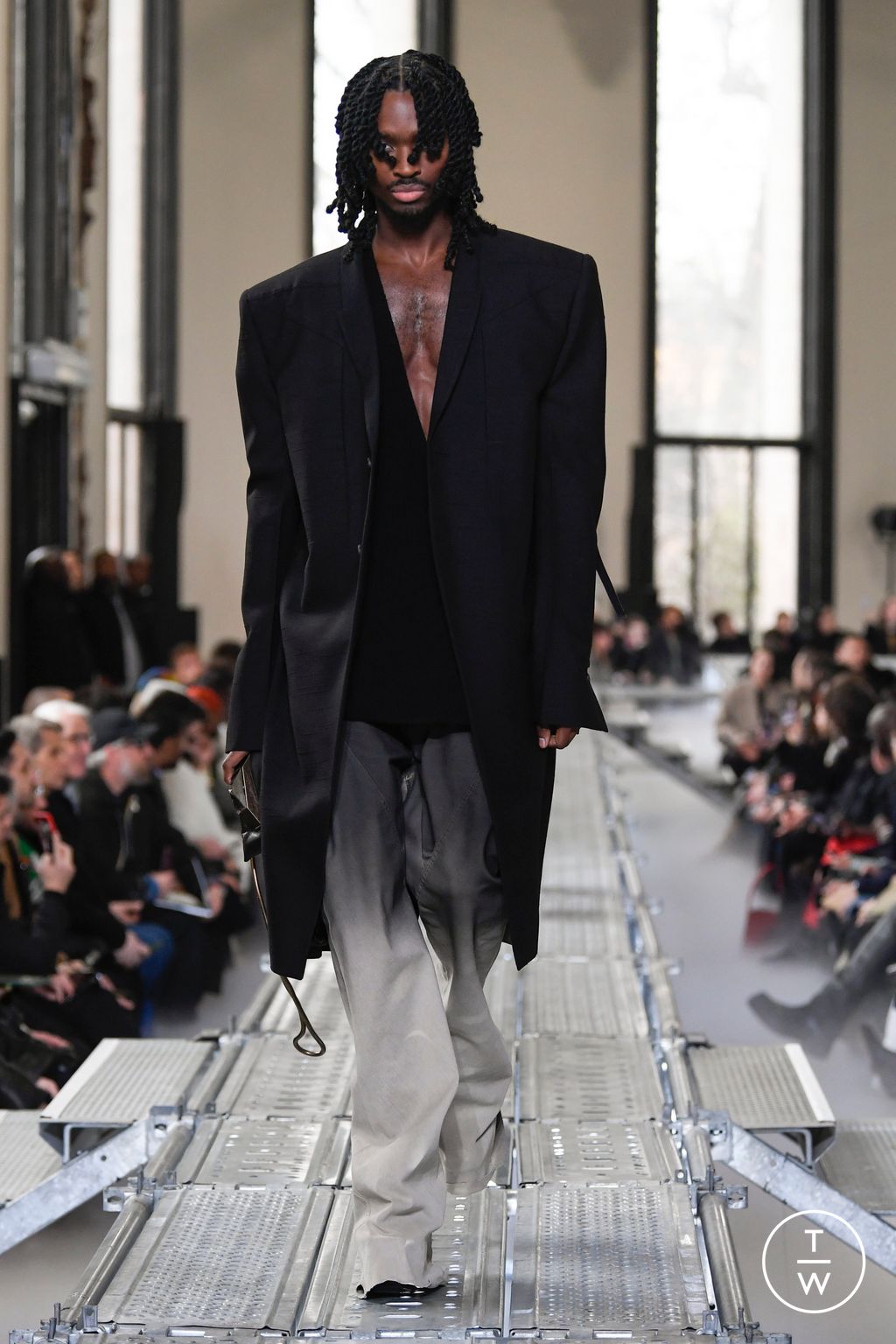 Fashion Week Paris Fall/Winter 2023 look 39 from the Rick Owens collection menswear