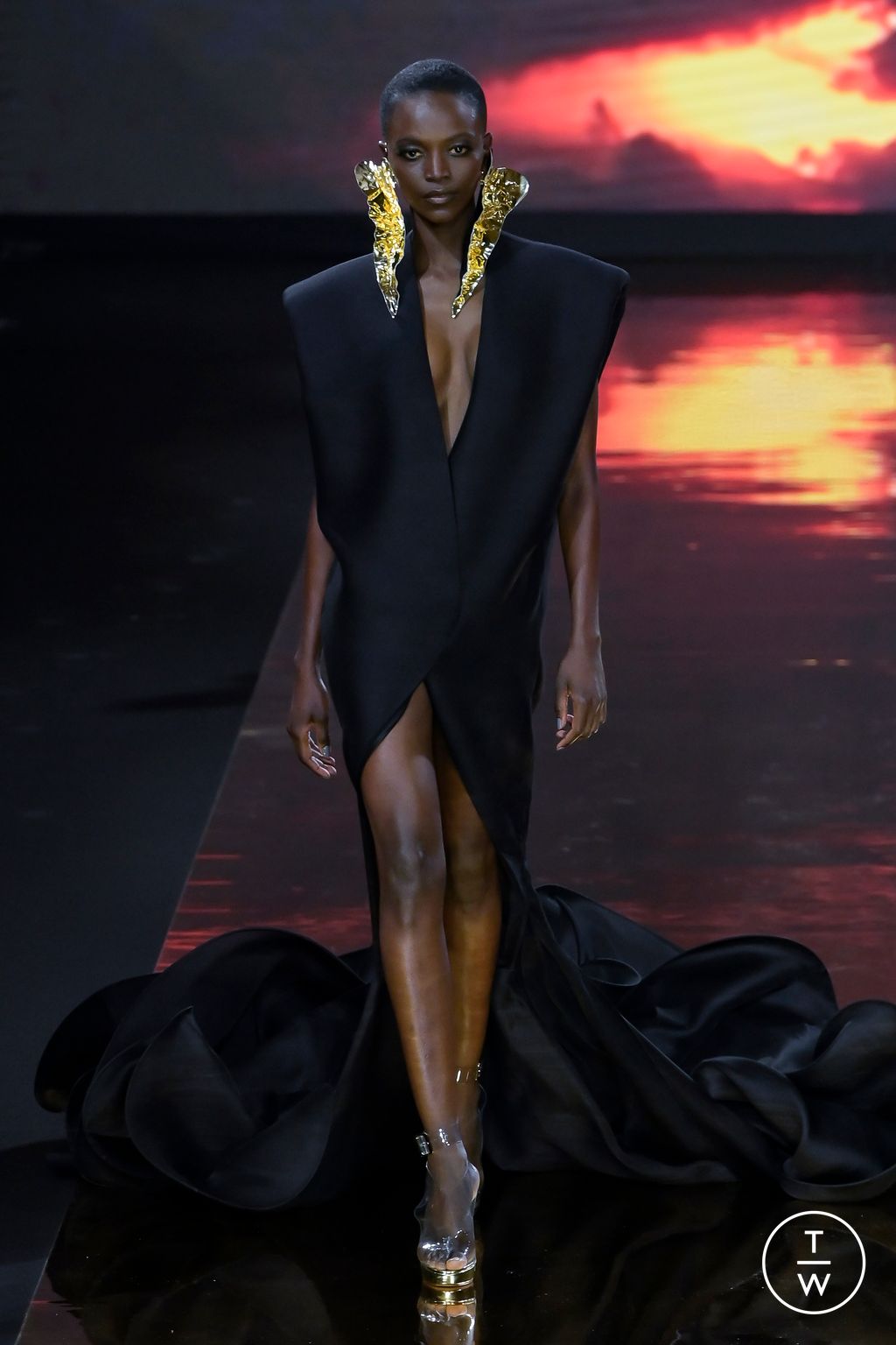 Fashion Week Paris Spring/Summer 2023 look 7 from the Stephane Rolland collection couture
