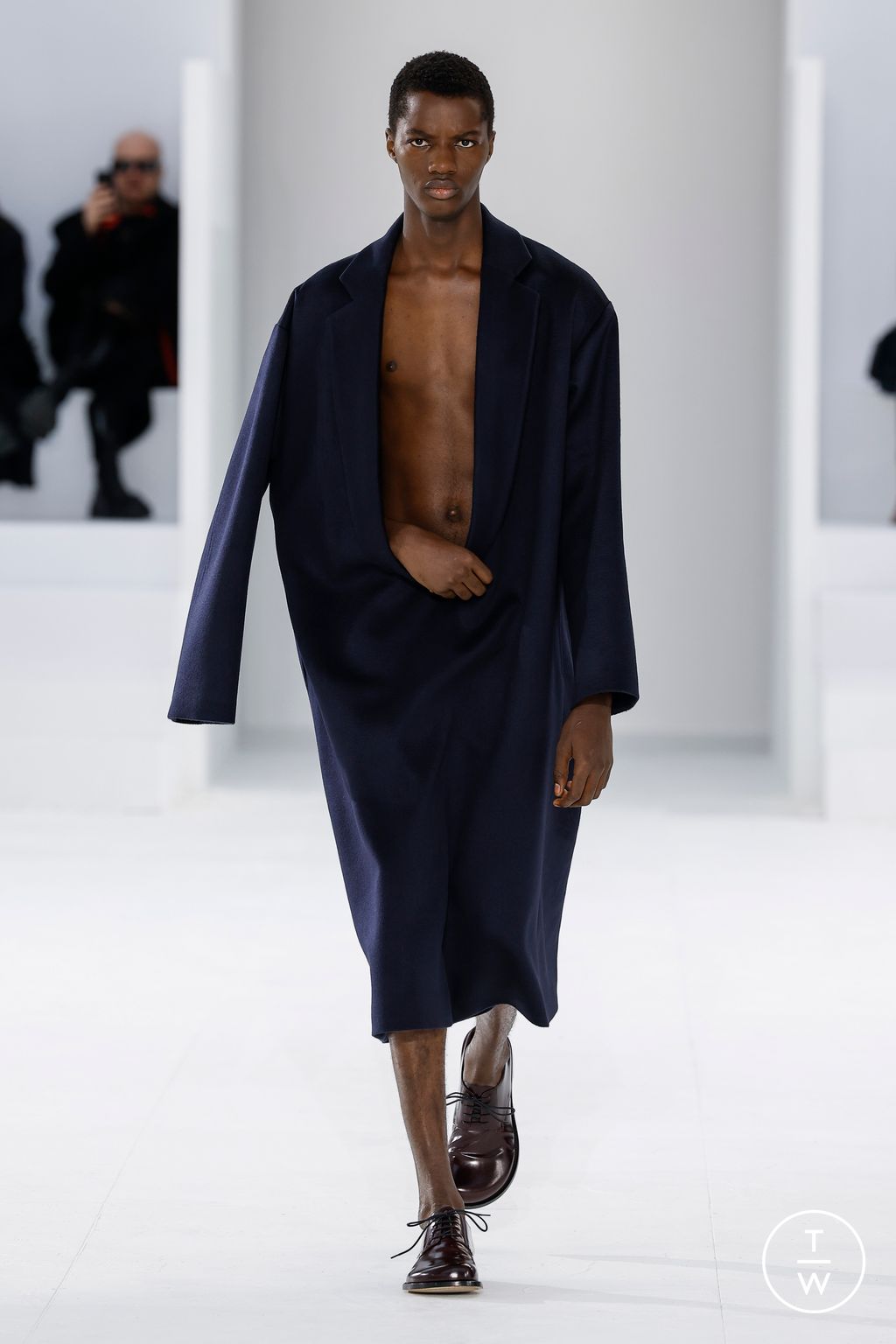 Fashion Week Paris Fall/Winter 2023 look 4 from the Loewe collection 男装