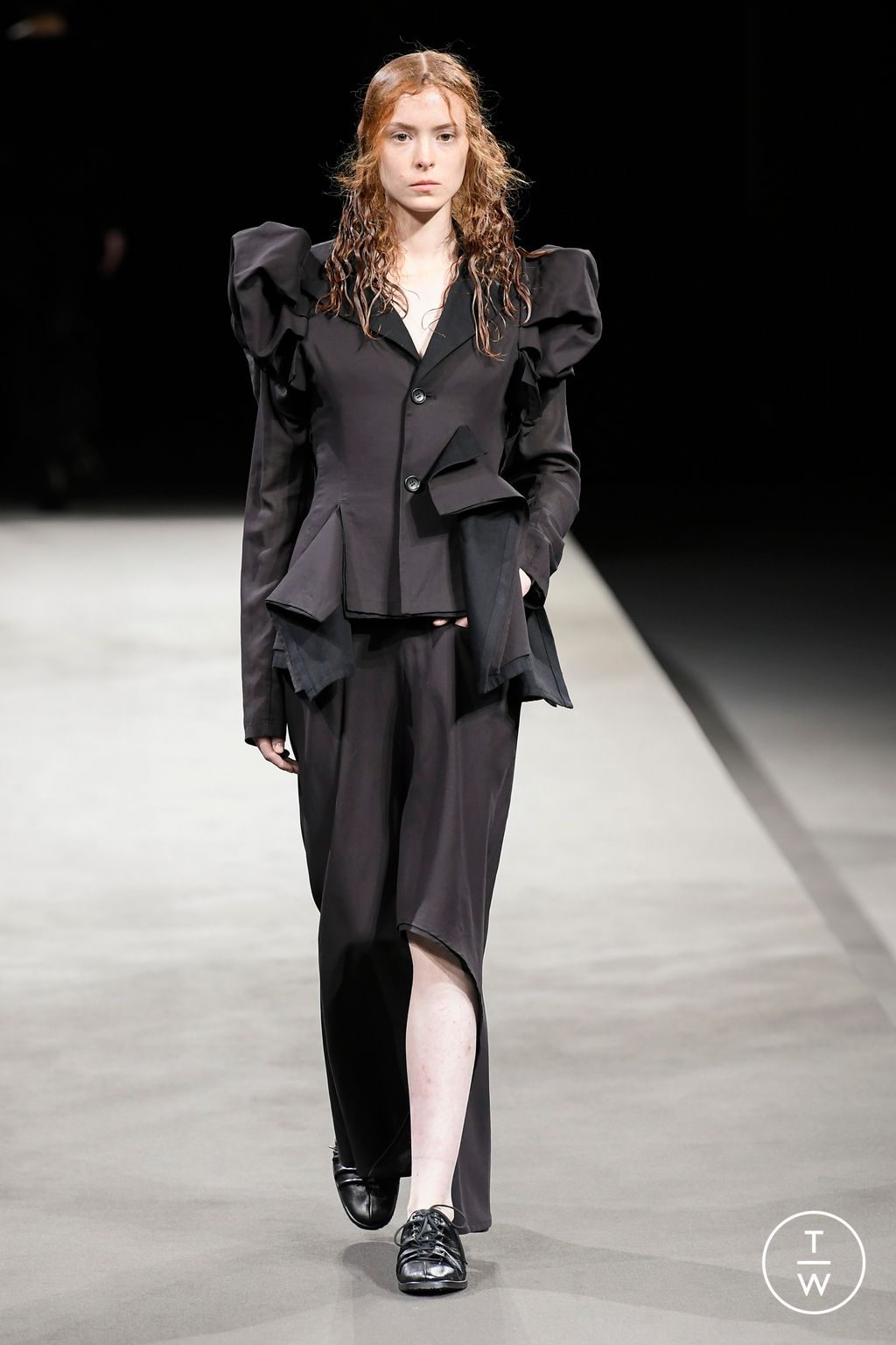 Fashion Week Paris Spring/Summer 2023 look 8 from the Yohji Yamamoto collection 女装