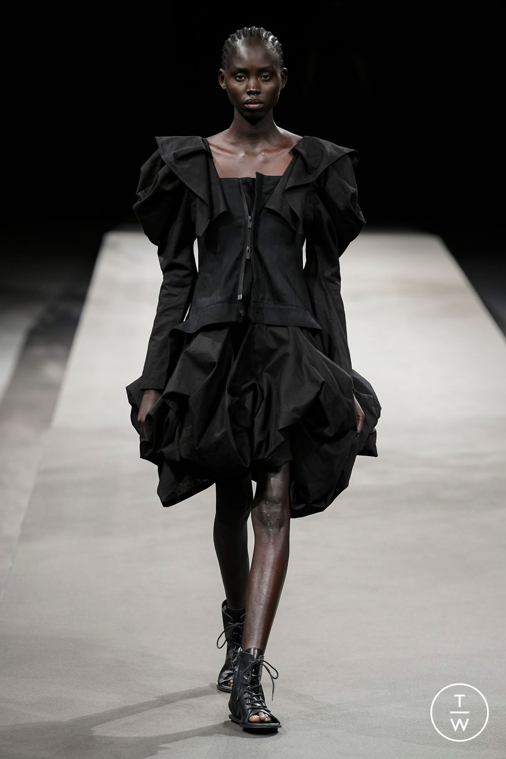 Fashion Week Paris Spring/Summer 2023 look 38 from the Yohji Yamamoto collection womenswear