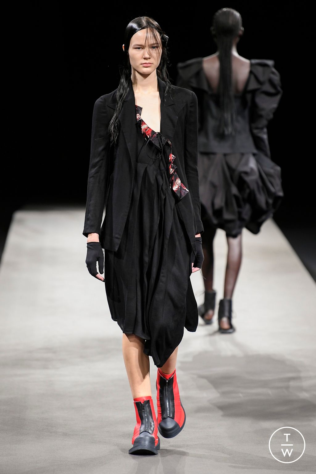 Fashion Week Paris Spring/Summer 2023 look 39 from the Yohji Yamamoto collection 女装