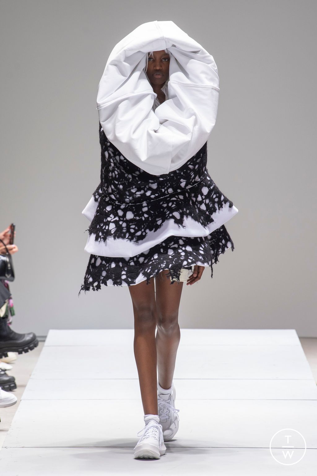 Fashion Week Paris Spring/Summer 2023 look 1 from the Comme des Garçons collection womenswear