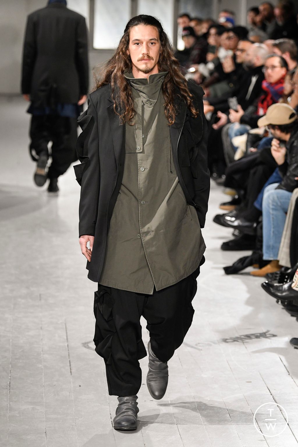 Fashion Week Paris Fall/Winter 2023 look 33 from the Yohji Yamamoto collection menswear