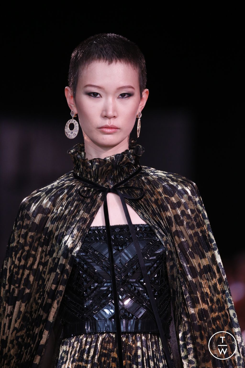 Fashion Week New York Fall/Winter 2023 look 13 from the Naeem Khan collection 女装配饰