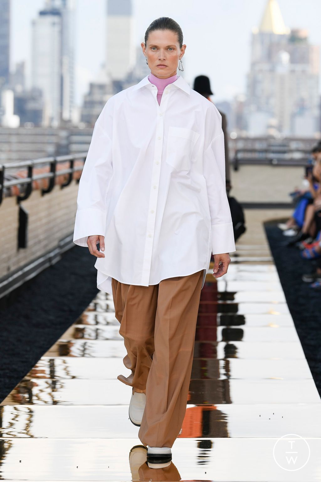 Fashion Week New York Fall/Winter 2022 look 2 from the Cos collection 女装