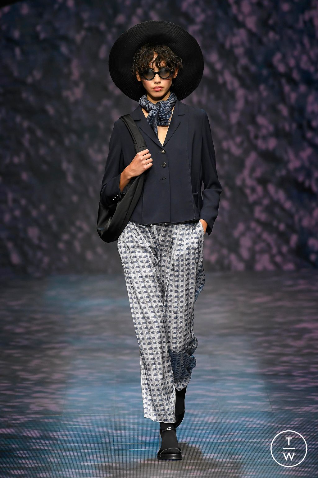 Fashion Week Milan Spring/Summer 2023 look 13 from the Emporio Armani collection 女装