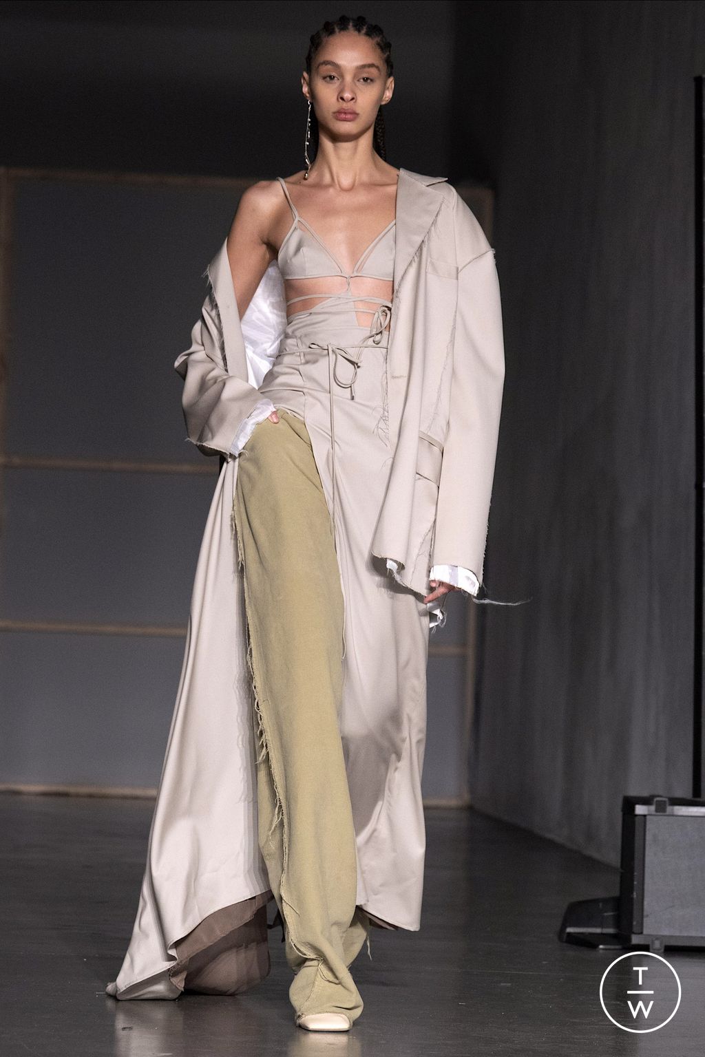 Fashion Week Milan Fall/Winter 2023 look 26 de la collection Federico Cina menswear