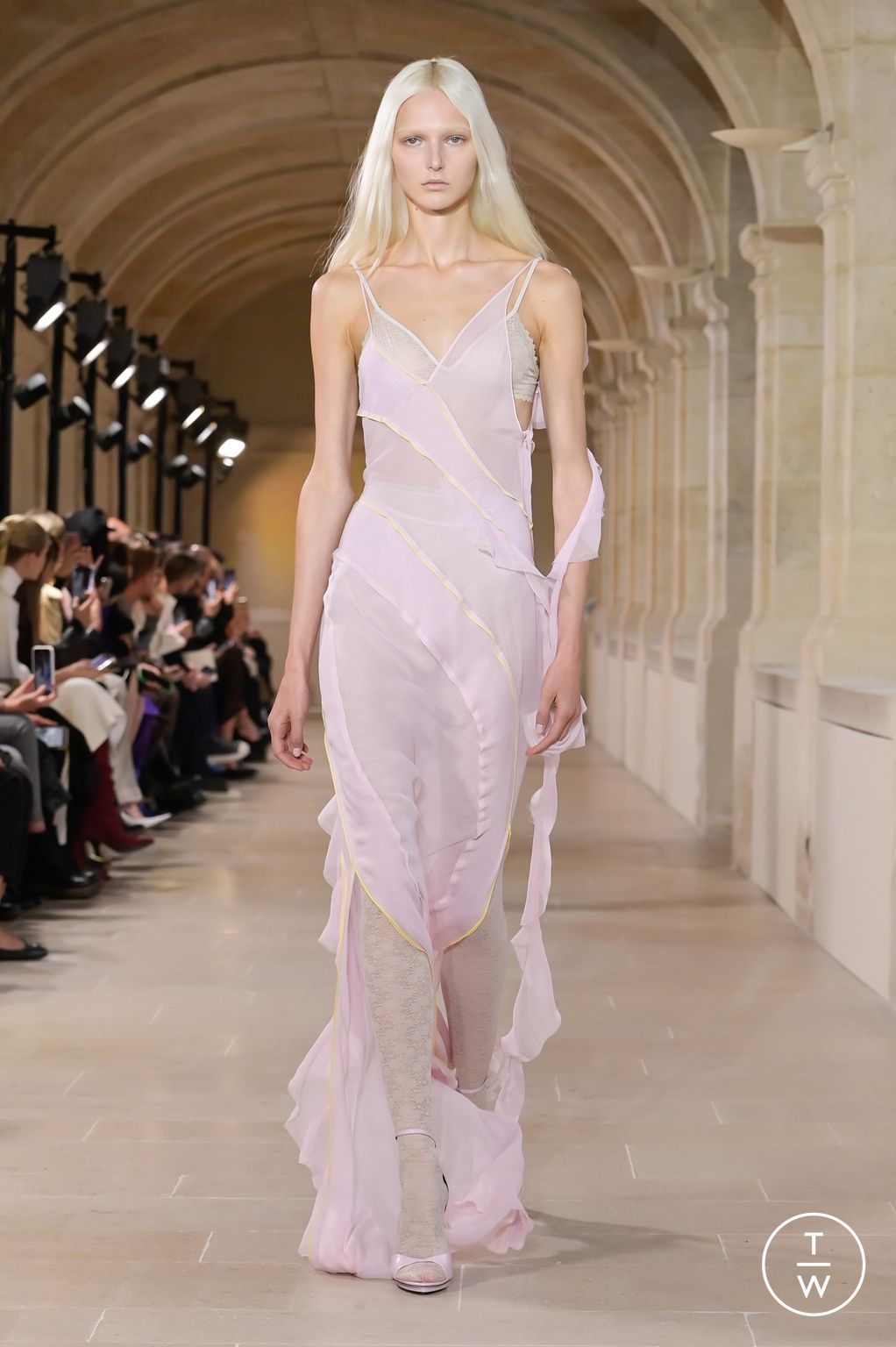 Fashion Week Paris Spring/Summer 2023 look 15 from the Victoria Beckham collection 女装