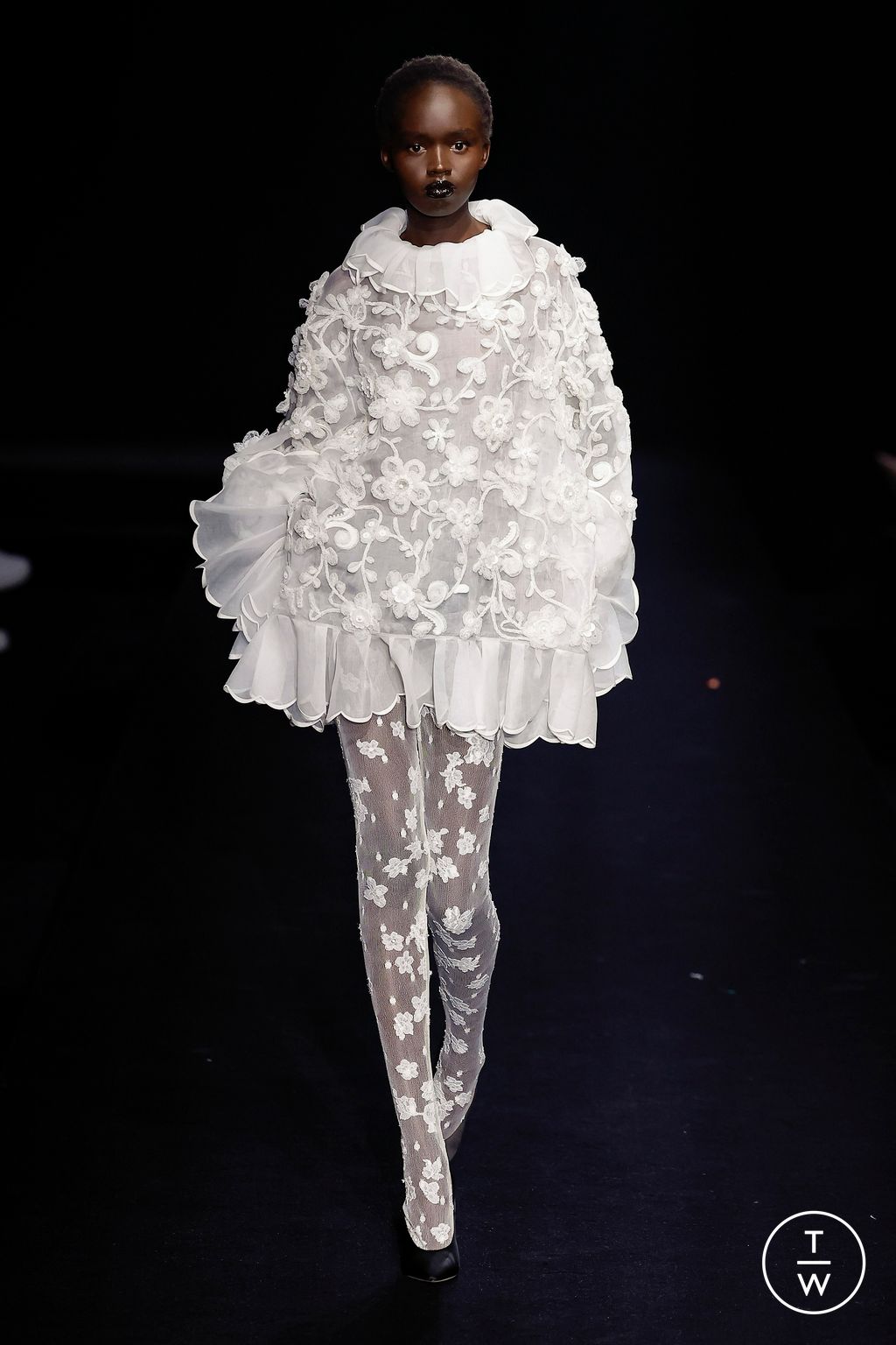 Fashion Week Paris Spring/Summer 2023 look 37 from the Valentino collection couture
