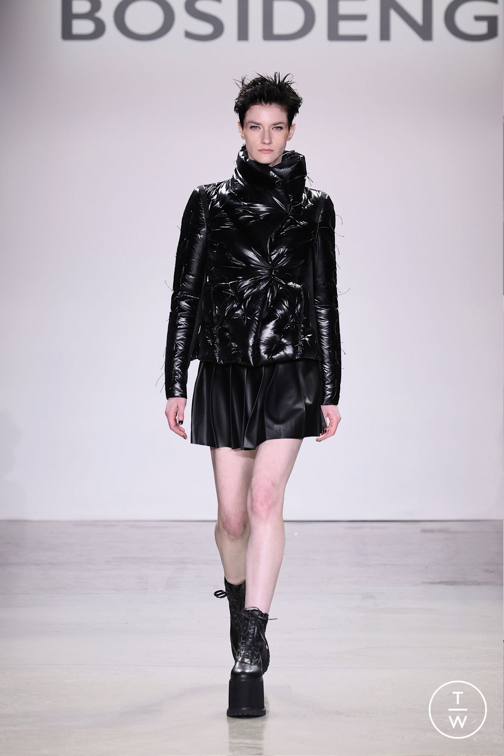 Fashion Week New York Spring/Summer 2023 look 17 de la collection Bosideng womenswear