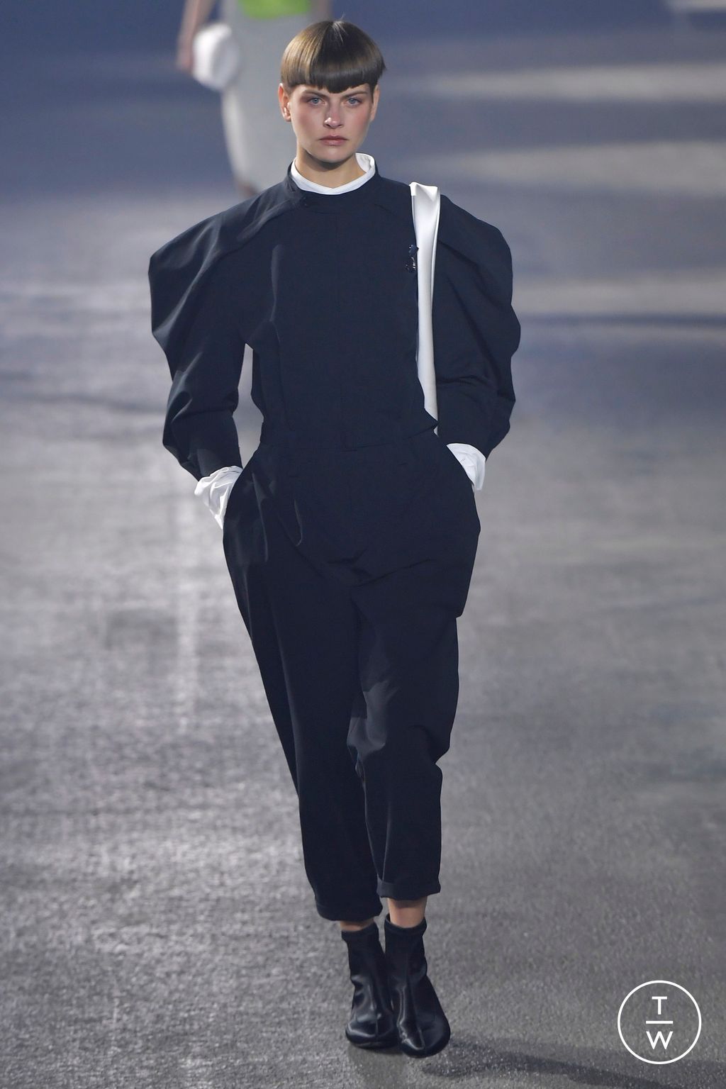 Fashion Week Paris Spring/Summer 2023 look 10 de la collection Issey Miyake womenswear