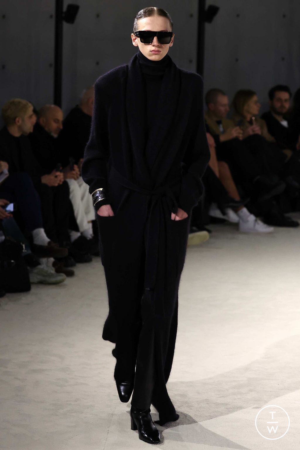 Fashion Week Paris Fall/Winter 2023 look 13 from the Saint Laurent collection menswear