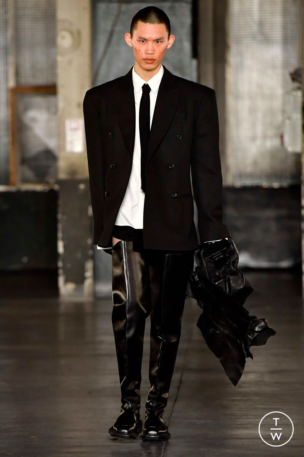 Fashion Week Paris Fall/Winter 2023 look 10 from the Louis Gabriel Nouchi collection 男装